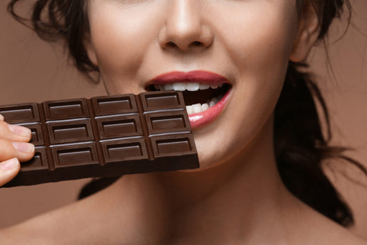 femme croque tablette chocolat