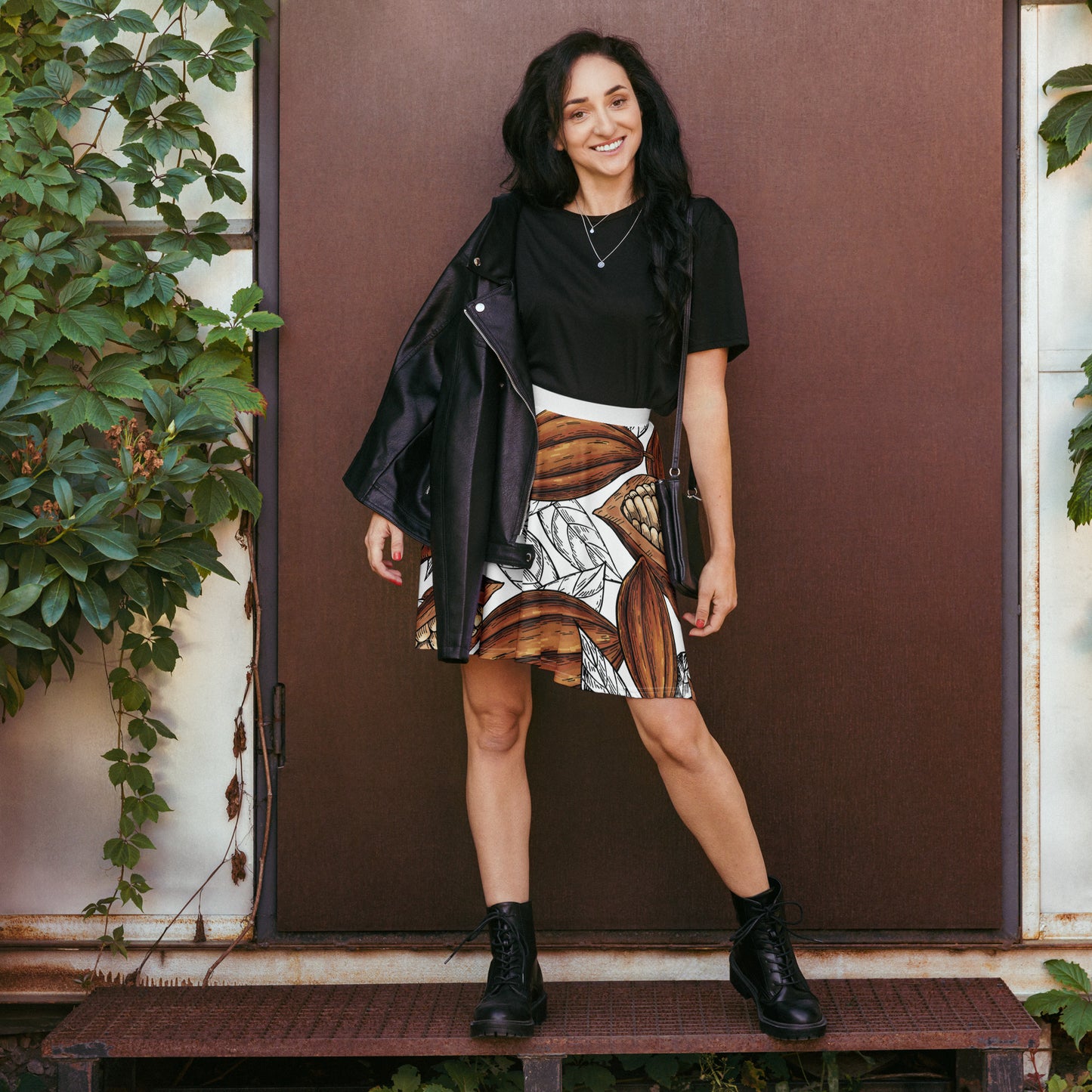 femme avec jupe cacao et veste cuir