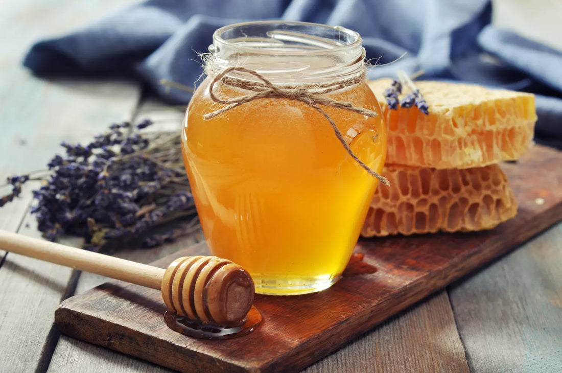 pot de miel avec cire d'abeille et lavande