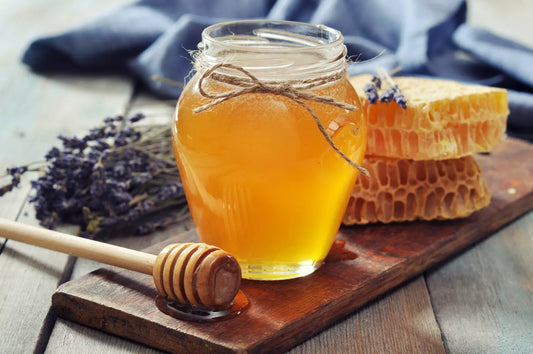 pot de miel avec cire d'abeille et lavande